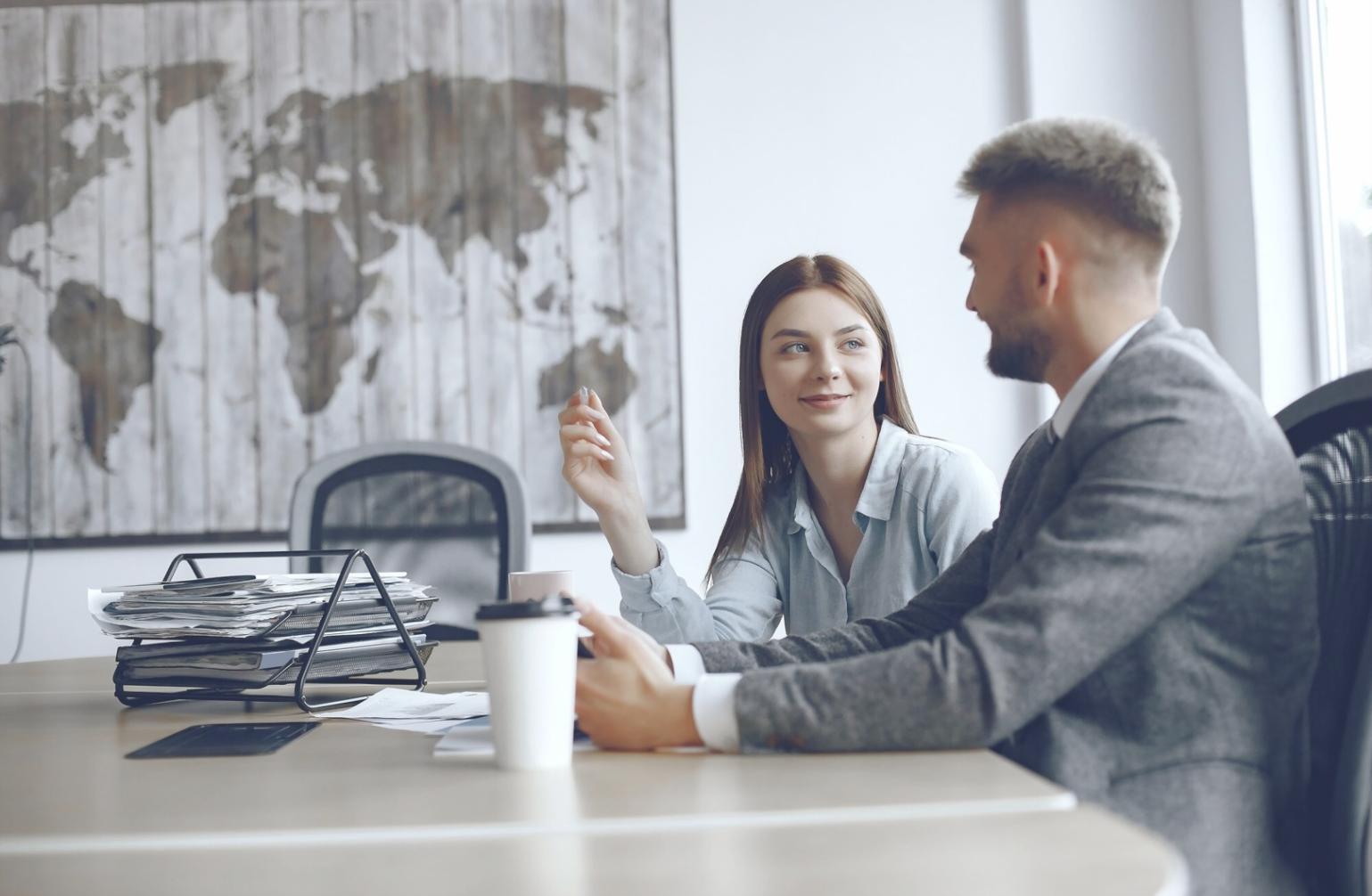 Equipa de investigação a analisar dados financeiros em ambiente colaborativo